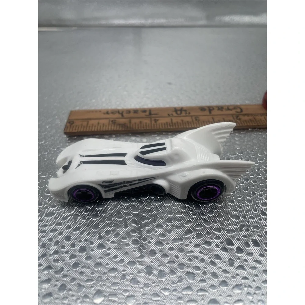 The Batman White Batmobile Collectible 1/64 Scale Diecast‎ Diorama Model 2004